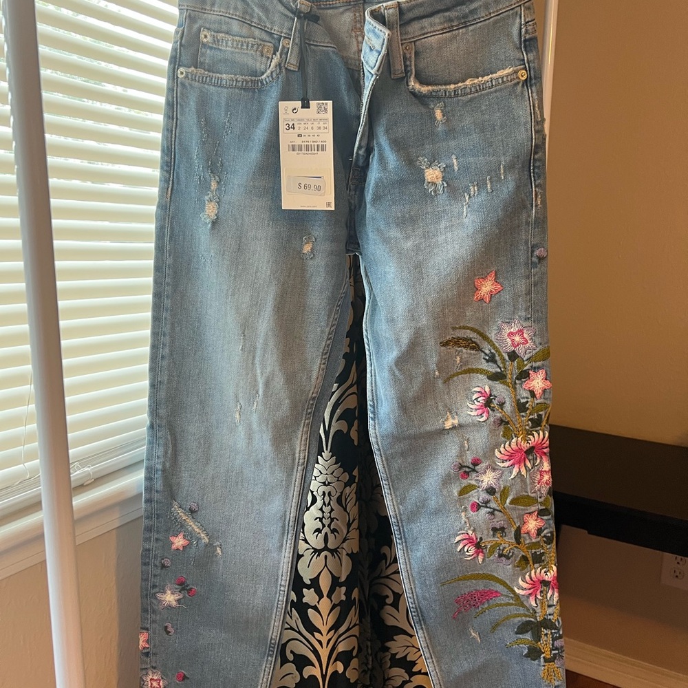 Brand new with tags size US 2 Zara embroidered jeans.